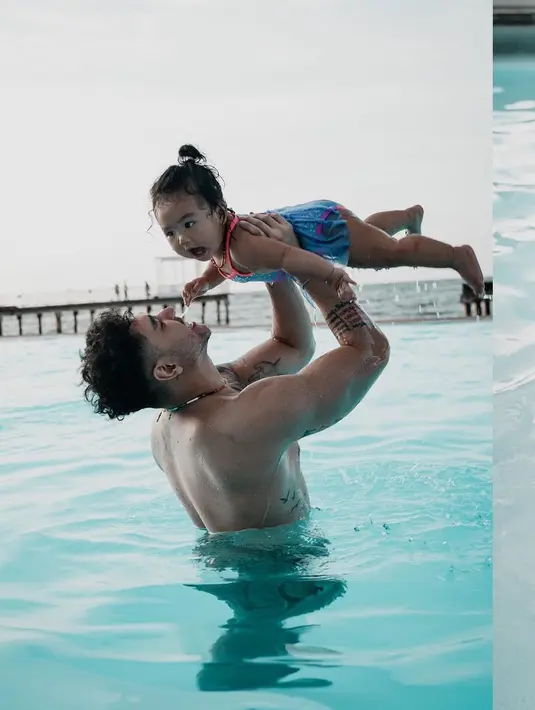 Melalui media sosialnya, Krisjiana kerap kali mengunggah kebersamannya dengan sang buah hati [instagram/krisjianabah]
