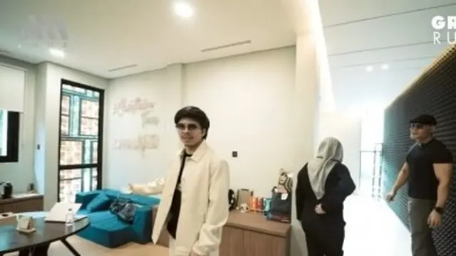 Deddy Corbuzier dan studio mewahnya (YouTube/AH)