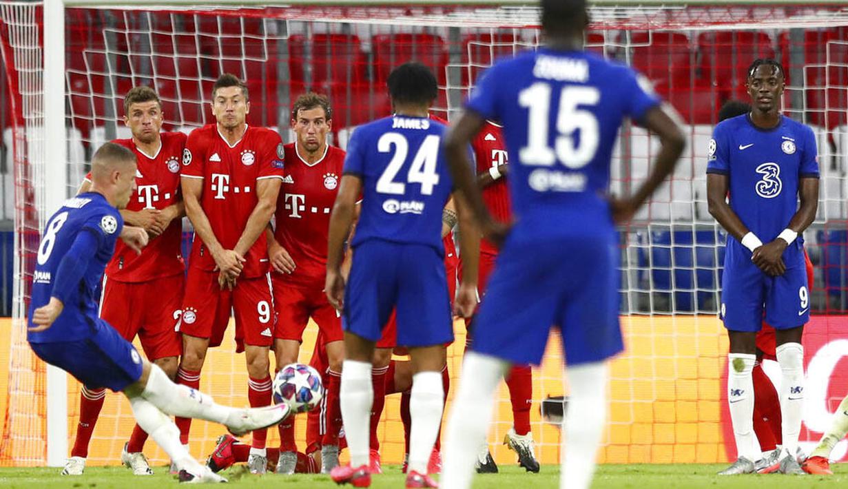 Pemain Chelsea, Ross Barkley, melepaskan tendangan bebas ke gawang Bayern Munchen pada laga Liga Champions di Allianz Arena, Sabtu (8/8/2020). Bayern Munchen menang 4-1 atas Chelsea. (AP/Matthias Schrader)