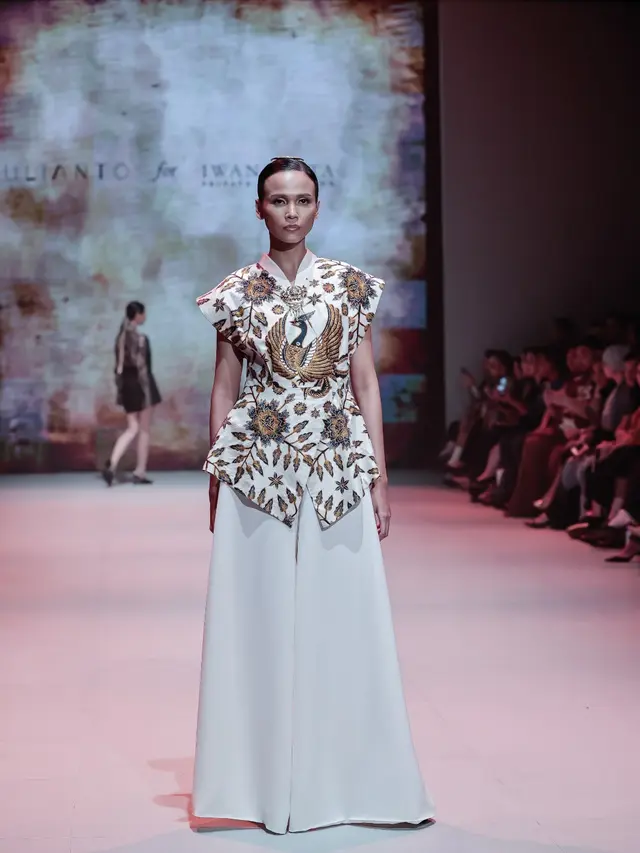 Eksplorasi Rasa dan Estetika, Harmoni Batik dan Desain Kontemporer dalam Kolaborasi Iwan Tirta Private Collection x Julianto di PIFW 2025
