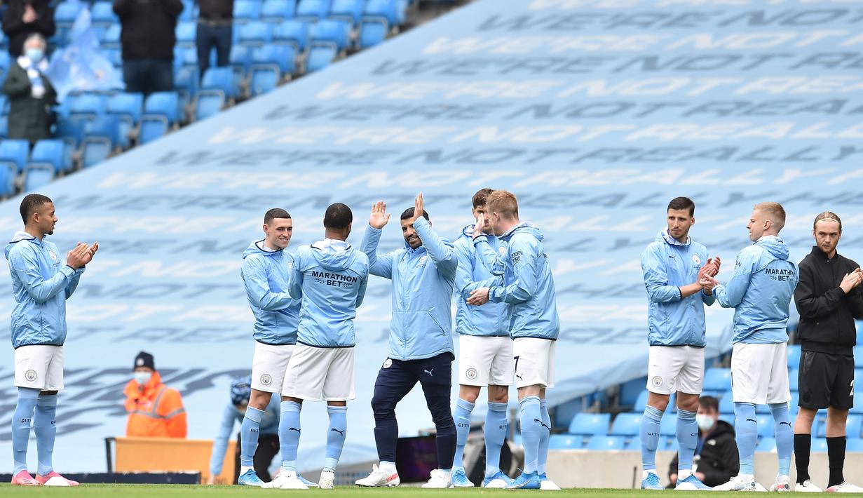 Para pemain Manchester City memberikan aplaus kepada Sergio Aguero pada laga perpisahan di Stadion Etihad, Minggu (24/5/2021). City menang dengan skor 5-0. (Peter Powell/Pool/AFP)