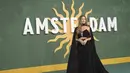 Margot Robbie berpose untuk fotografer setibanya di pemutaran perdana film 'Amsterdam' di London, Rabu, 21 September 2022.Ia tampil memukau dalam balutan gaun hitam ketat dengan garis leher berpotongan rendah, potongan di bagian korset dan pinggang, dan jubah hitam panjang yang membuntuti di belakangnya. (Photo by Vianney Le Caer/Invision/AP)
