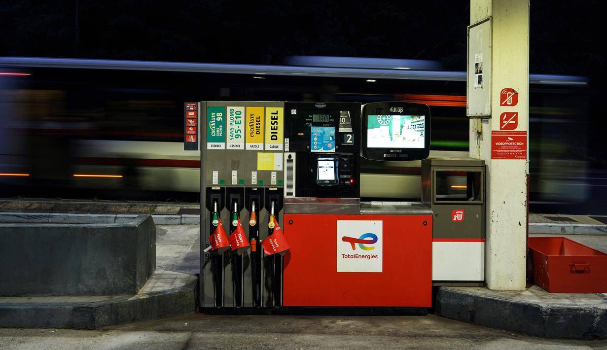 Sebuah pompa bensin tertutup terlihat di sebuah pompa bensin, di Lyon, Prancis tengah, Selasa (11/10/2022). Para peserta aksi mogok kerja menuntut kenaikan gaji sebagai kompensasi atas inflasi tinggi yang sedang dialami Prancis.  (AP Photo/Laurent Cipriani)