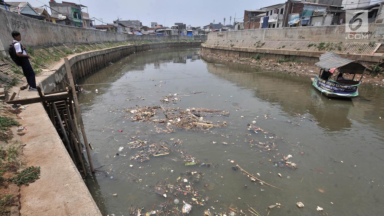 Kotor, Kali Ciliwung Dicemari Ribuan Ton Sampah