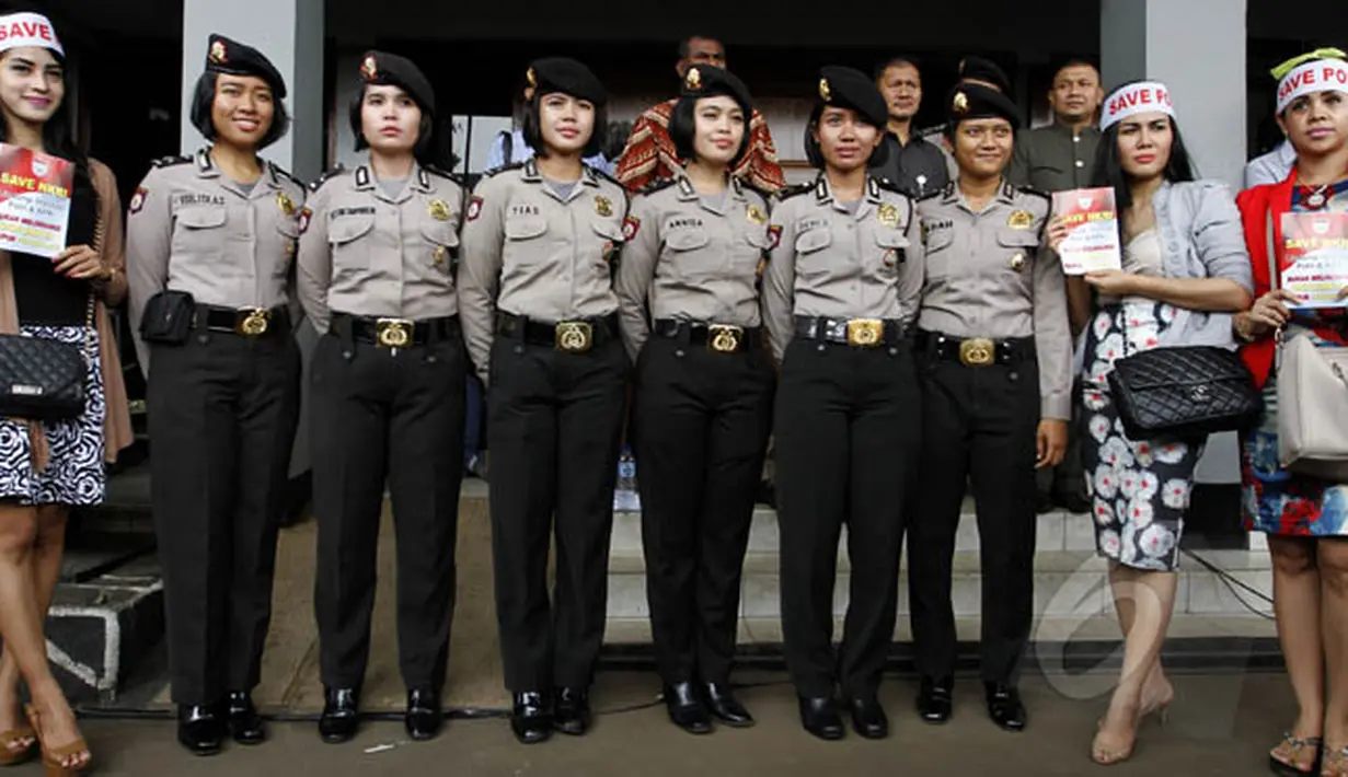 Para wanita cantik membawa pamflet bertuliskan "Save NKRI" saat menggelar aksi unjuk rasa di depan PN Jakarta Selatan, Senin (2/2/2015). (Liputan6.com/Johan Tallo)
