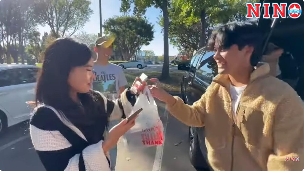 Nino Kuya jualan gorengan