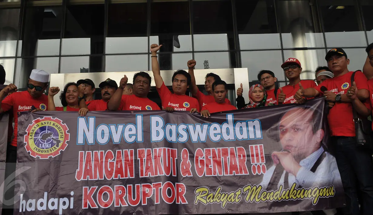 Spanduk berwajah Novel Baswedan dibawa saat sejumlah beraksi di Gedung Dwi Warna KPK, Jakarta, Senin (17/4). Mereka meminta KPK terus melindungi para penyidiknya agar mampu memberantas kasus mega korupsi e-KTP. (Liputan6.com/Helmi Afandi) 