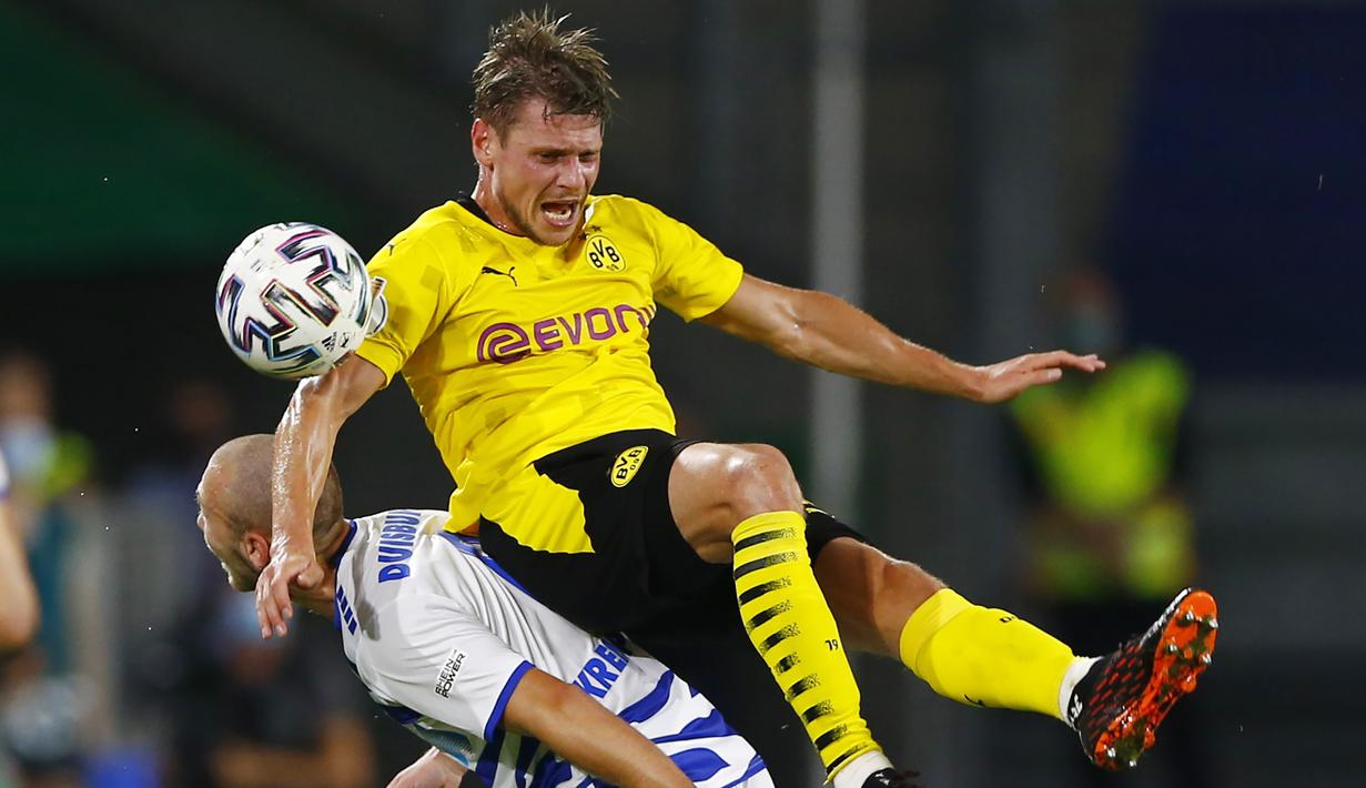 Bek Borussia Dortmund, Lukasz Piszczek, berebut bola dengan gelandang MSV Duisburg, Connor Krempicki, pada laga DFB-Pokal di Schauinsland-Reisen-Arena, Selasa (15/9/2020). Borussia Dortmund menang 5-0 atas MSV Duisburg. (AFP/Thilo Schmulgen/pool)