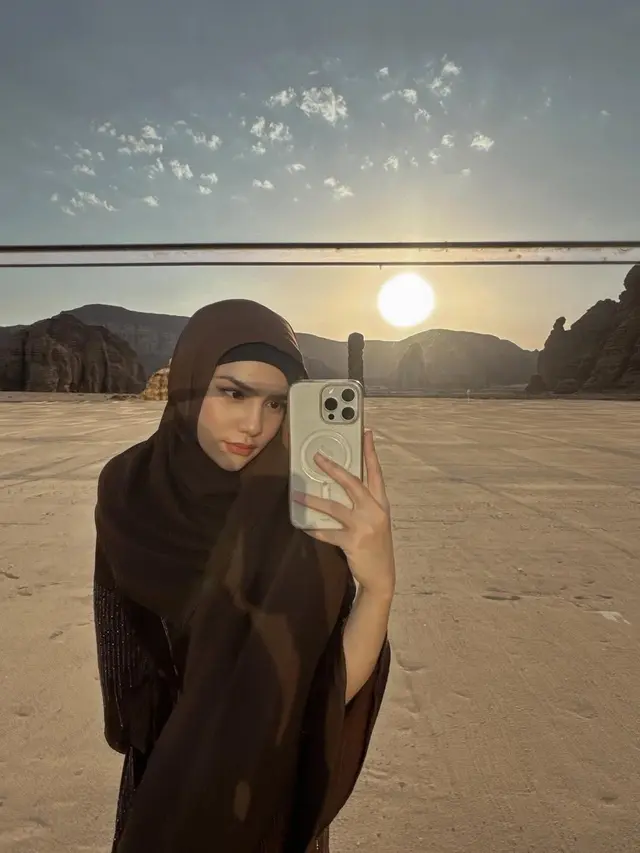 Tampil Syar’i dan Stylish, Davina Karamoy Pakai Abaya Cokelat Saat Liburan ke Al-Ula