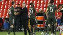 Pelatih Manchester United, Ole Gunnar Solskjaer memberi selamat kepada pemainnya usai bertanding melawan Granada pada pertandingan leg pertama perempat final Liga Europa di stadion Los Carmenes di Granada, Spanyol, Jumat (9/4/2021). MU menang atas Granada 2-0. (AP Photo/Fermin Rodriguez)