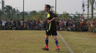 Bersama dengan warga dan selebriti, Jokowi bermain sepakbola di kawasan Waduk Pluit, Jakarta, Minggu (17/8/14). (Liputan6.com/Herman Zakharia)