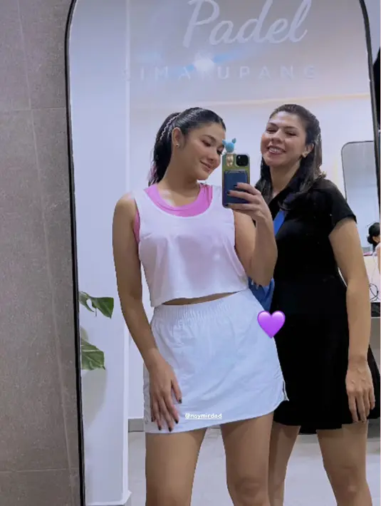 Bertanding satu tim dengan Gisel, Naysila terlihat begitu stylish dengan busana senada dengan Gisel.