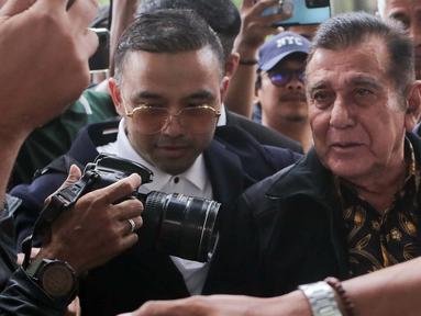 Ketua Umum Pemuda Pancasila (PP) Japto Soerjosoemarno tiba di Gedung Merah Putih Komisi Pemberantasan Korupsi (KPK), Jakarta, Rabu (26/2/2025). (Liputan6.com/Herman Zakharia)