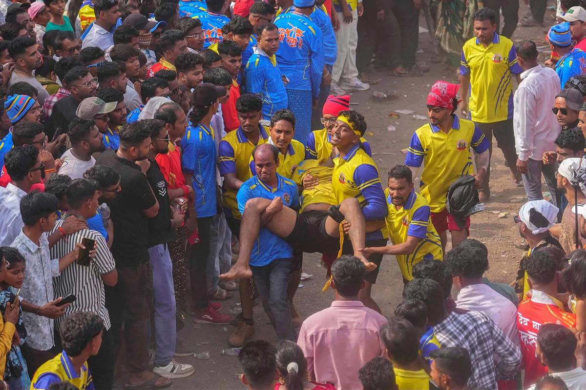 FOTO:  Ujian Nyali Ketinggian  Dalam Tradisi Devkathis