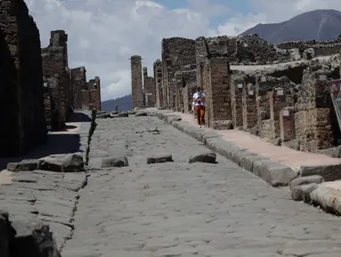 Seorang perempuan mengunjungi situs arkeologi Pompeii seusai kebijakan lockdown selama dua bulan untuk mengendalikan penyebaran Covid-19 di Italia, Selasa (26/5/2020). Salah satu situs arkeologi paling terkenal di dunia ini dibuka kembali untuk umum pada 26 Mei. (AP Photo/Alessandra Tarantino)