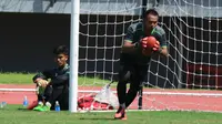 Dua kiper Persebaya, Dimas Galih dan Miswar Saputra, saat menjalani latihan bersama timnya. (Bola.com/Aditya Wany).