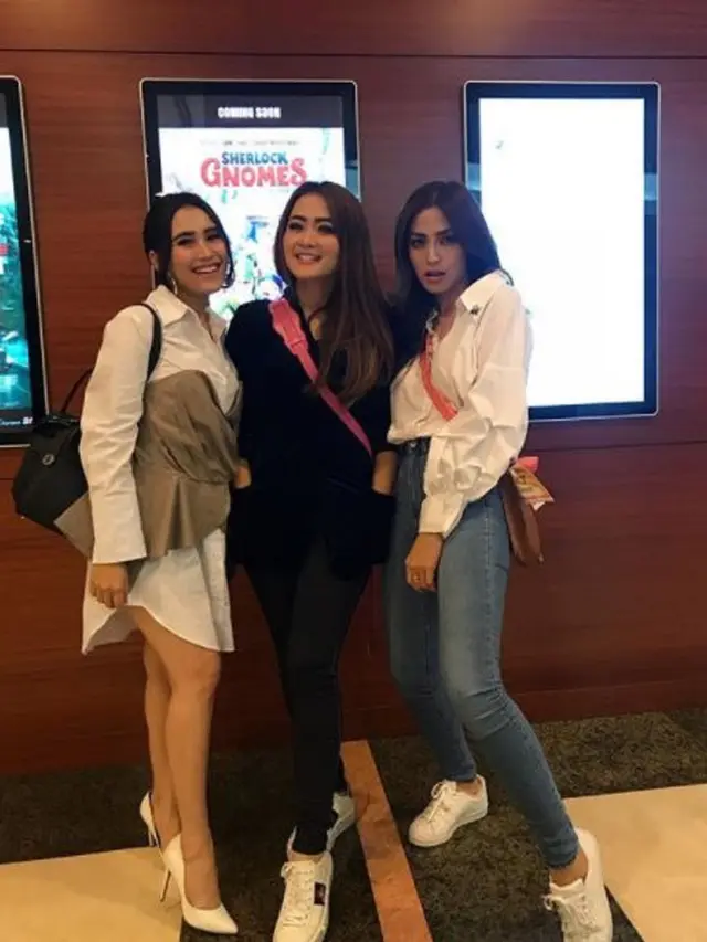 [Bintang] Ayu Ting Ting, Vega Darwanti, dan Jessica Iskandar