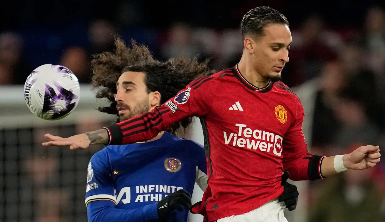 Kemenangan atas Manchester United mengerek posisi Chelsea ke peringkat 10 klasemen sementara Liga Inggris 2023/2024 dengan raihan 43 poin dari 29 laga. (AP Photo/Kin Cheung)