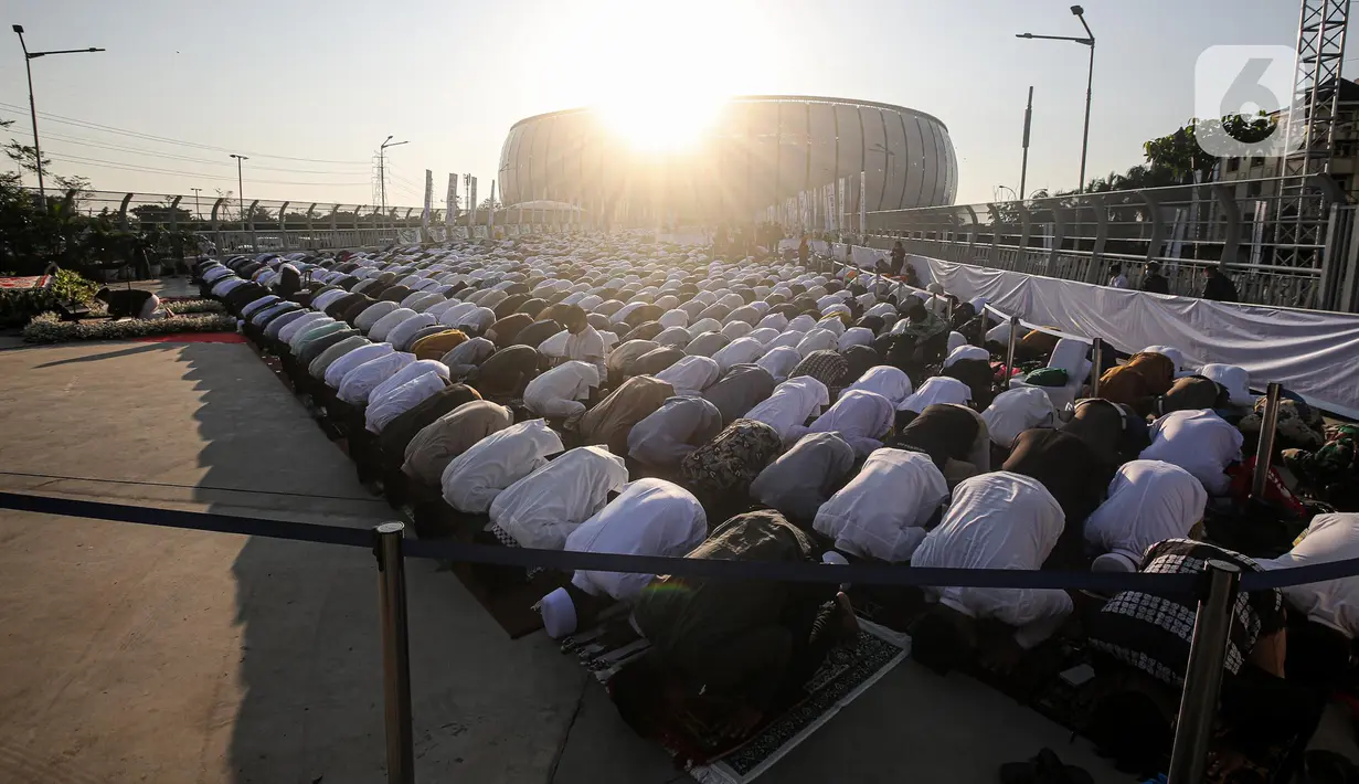 Umat muslim melaksanakan salat Idul Adha 1443 Hijriah di Jakarta International Stadium, Minggu (10/7/2022). Pemerintah menetapkan libur nasional Hari Raya Idul Adha 1443 Hijriah jatuh pada 10 Juli 2022 berdasarkan Keputusan Menteri Agama No. 668/2022 tentang Penetapan 1 Dzulhijah dan Idul Adha 1443. (Liputan6.com/Faizal Fanani)