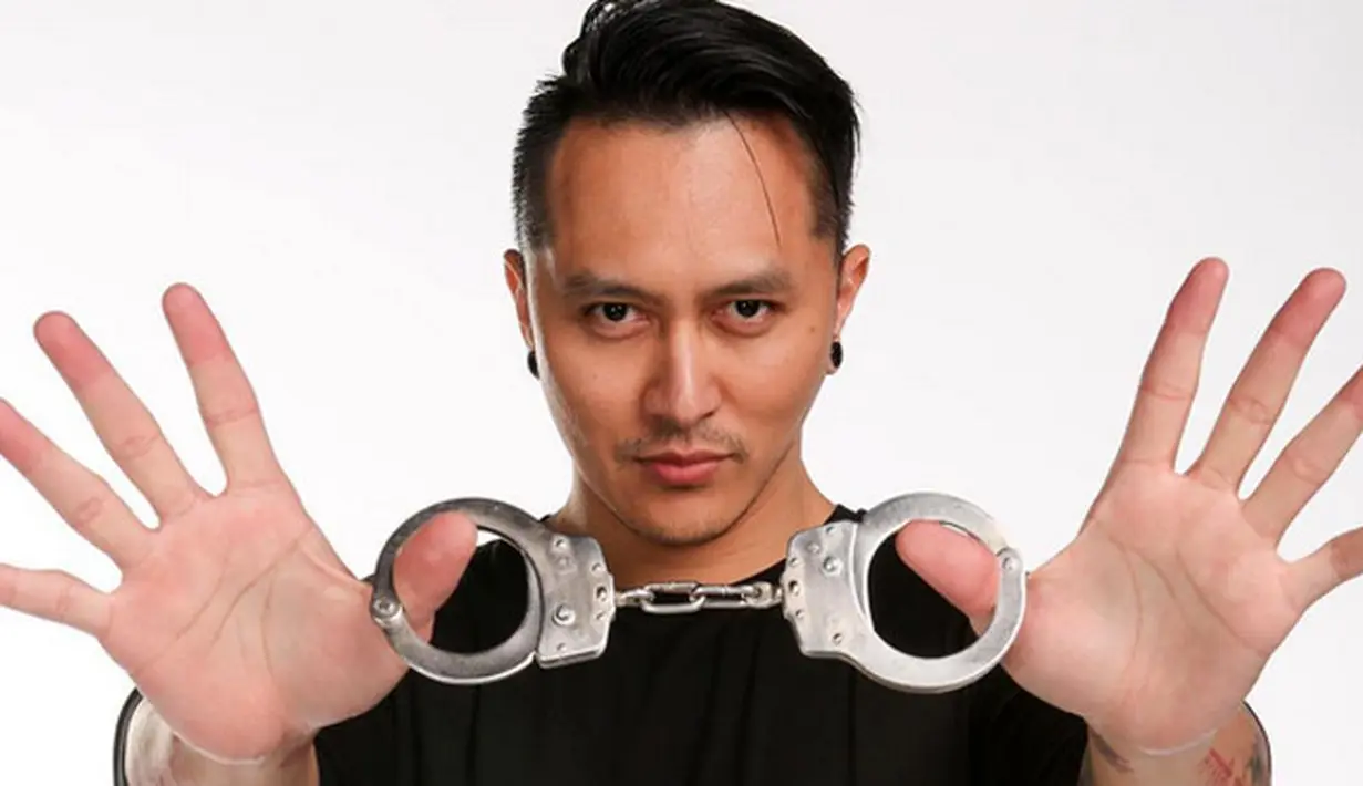 "Aku sebelumnya nggak pernah ikut audisi begitu ya. Tapi produsernya America's Got Talent kontak, 'mau nggak untuk ikut di American Got Talent', kirain bohongan, gua orang Indonesia kok dicari. Sempet dicuekin," tutur Demian. (Instagram/_demianaditya_)