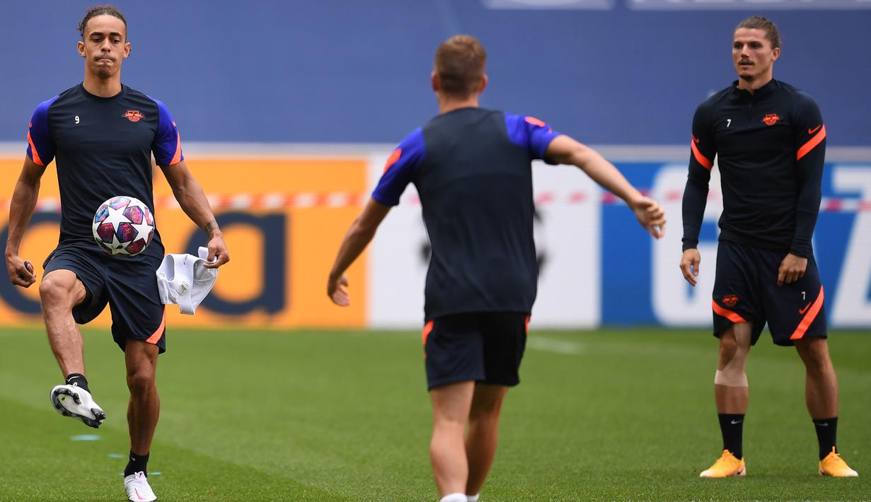 Pemain RB Leipzig, Yussuf Poulsen, saat menjalani latihan jelang laga semifinal Liga Champions 2019/2020 di Da Luz Stadium, Selasa (18/8/2020). RB Leipzig akan menghadapi PSG pada semifinal Liga Champions. (AFP/David Ramos/pool)