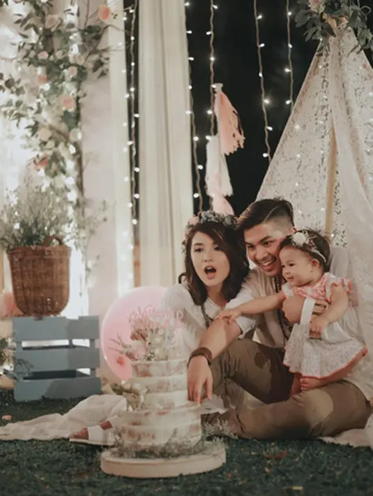 Pesta ulang tahun anak pertama pasangan pesinetron Chelsea Olivia dan Glenn Alinskie berlangsung meriah. Sabtu (9/9) pasangan selebriti ini menggelar pesta untuk merayakan hari jadi pertama buah hatinya, Nastusha Olivia Alinskie. (Instagram/glennalinskie)