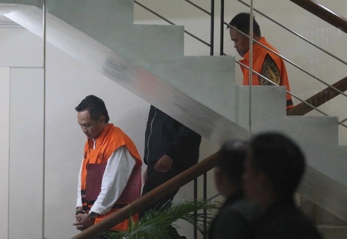 FOTO: Bupati dan Sekda Cilacap Ditahan KPK Usai Operasi Tangkap Tangan