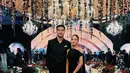Pasangan Salsa-Ohim tampil serasi dalam balutan busana hitam bernuansa minimalis. Salsa memilih gaun hitam sederhana dengan potongan clean, sementara Ohim mengenakan setelan jas hitam tailored yang rapi. Kesan sleek dan modern sangat terasa, selaras dengan ambience mewah lokasi acara. [@shalsabilladr].