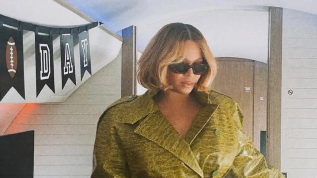 Beyonce Tampil dengan Rambut Pendek Bob Blonde dipadukan long coat hijau. [@beyonce]