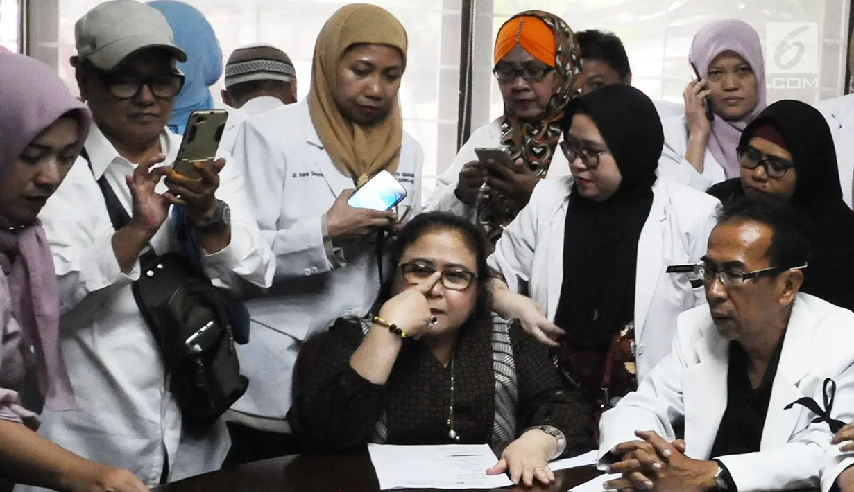 Pengacara Elza Syarief bersama Komunitas Kesehatan Peduli Bangsa memberi keterangan pers terkait meninggalnya petugas KPPS, Panwaslu, dan polisi saat Pemilu 2019, Jakarta, Kamis (9/5/2019). Mereka meminta pemerintah menyatakan perlunya pemasangan bendera setengah tiang. (Liputan6.com/HermanZakharia)