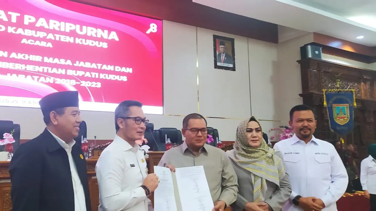 Rapat Paripurna DPRD Kudus mengusulkan pemberhentian Bupati Hartopo (dua dari kanan) yang habis masa jabatannya. (Liputan6.com/Arief Pramono)