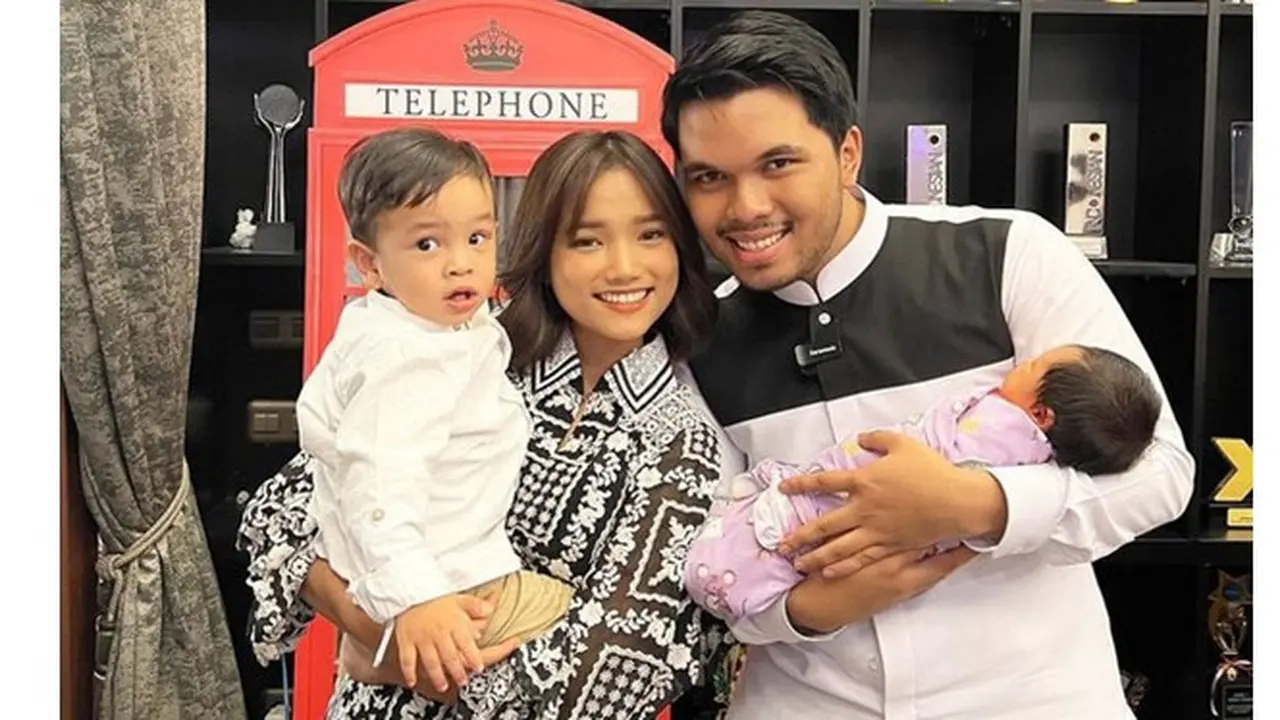 6 Momen Fuji dan Thariq Halilintar Gendong Gala dan Baby Ameena, Curi Perhatian