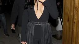 Kylie Jenner tampak seksi dengan belahan dada yang tampak saat keluar makan malam di California Kamis malam waktu setempat. Dia ditemani oleh rapper terkenal Tyga. (Dailymail)