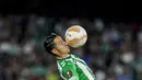 Gelandang Real Betis Andres Guardado mengontrol bola saat menjamu AS Roma pada laga pekan ke-4 Grup C Liga Europa 2022/2023  di Estadio Benito Villamarin, Kamis (13/10/2022). Laga Real Betis vs AS Roma di matchday 4 Liga Europa berakhir tanpa pemenang. (AP Photo/Jose Breton)
