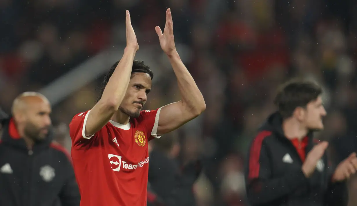<p>Edinson Cavani. Striker Uruguay berusia 35 tahun yang dikontrak Manchester United selama dua musim mulai musim lalu ini awalnya diplot sebagai striker utama Setan Merah. Namun akibat dilanda cedera dan musim ini MU kedatangan Cristiano Ronaldo, otomatis membuatnya terpinggirkan. Di akhir masa kontraknya musim ini, ia baru bermain 13 kali dan kebanyakan dimulai sebagai pemain pengganti. (AP/Jon Super)</p>