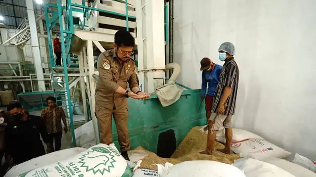 Kunjungi Pabrik Penggilingan di Karawang Mentan SYL Pastikan Stok Beras Aman Hingga Akhir Tahun