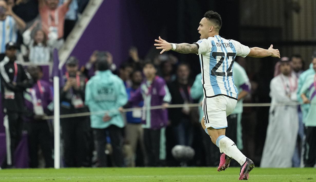 Argentina pun memastkan kemenangan 4-3 melalui adu penalti usai penendang kelima, Lautaro Martinez mampu menjebol gawang Andries Noppert. (AP/Ebrahim Noroozi)