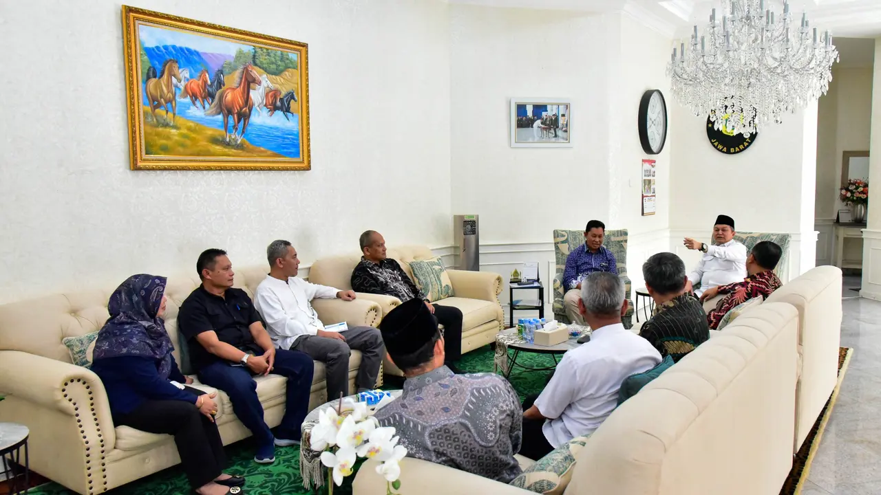 Kepala Badan Nasional Penanggulangan Terorisme Republik Indonesia (BNPT RI) Komjen. Pol. Rycko Amelza Dahniel bertemy Penjabat (Pj.) Bupati Bogor Asmawa Tosepu di Kantor Bupati Bogor, Jumat (12/7/2024) (Istimewa)