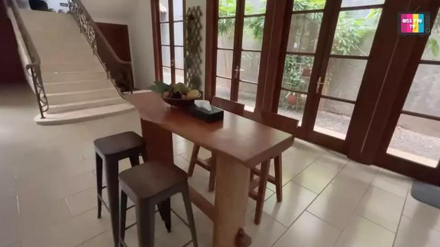 Potret rumah kontrakan Rina Nose (Sumber: YouTube/Qiss You TV)