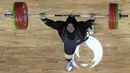 Aksi lifter Indonesia, Nurul Akmal saat berkompetisi dalam cabang olahraga angkat besi +81kg putri Olimpiade Paris 2024 di South Paris Arena, Paris, Prancis, Minggu (11/08/2024). (AP Photo/Dita Alangkara)