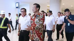 Menteri Hukum dan HAM, Yasonna H Laoly (kedua kiri) bersama Gubernur DIY, Sri Sultan Hamengku Buwono X usai meninjau kesiapan petugas imigrasi Bandara Internasional Yogyakarta, Kulon Progo, DI Yogyakarta, Rabu (24/4). (Liputan6.com/Helmi Fithriansyah)