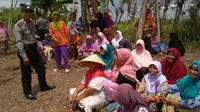 Emak-emak berunjuk rasa menolak wacana pemindahan lokalisasi Calam ke Komplek Ngesengan, Kelurahan Pemalang. (Foto: Liputan6.com/Muhamad Ridlo)