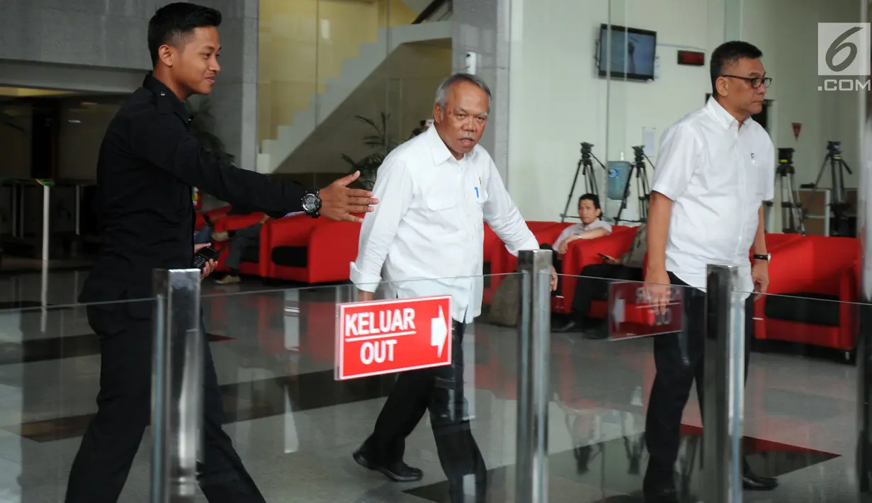 Menteri PUPR, M Basuki Hadimuljono usai menjalani pemeriksaan di KPK, Jakarta, Senin (14/5). Basuki Hadimuljono diperiksa sebagai saksi terkait dalam kasus suap senilai Rp 6,3 M dalam proyek Kementerian PUPR tahun 2016. (Merdeka.com/Dwi Narwoko)