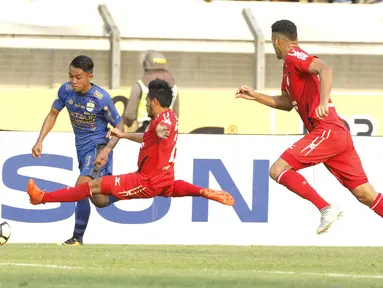 Bek Semen Padang, Novan Setya, berusaha menghadang gelandang Persib, Febri Hariyadi, pada laga Liga 1 Indonesia di Stadion Si Jalak Harupat, Bandung, Sabtu, (9/9/2017). Persib ditahan imbang 2-2 oleh Semen Padang. (Bola.com/M Iqbal Ichsan)