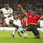 Pemain Manchester United Teden Mengi (kanan) memblok tembakan dari pemain Young Boys Wilfried Kanga pada pertandingan sepak bola Grup F Liga Champions di Stadion Old Trafford, Manchester, Inggris, 8 Desember 2021. Pertandingan berakhir 1-1. (AP Photo/Dave Thompson)