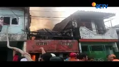 Api akhirnya berhasil dijinakkan petugas, meski tujuh rumah warga telah ludes terbakar.