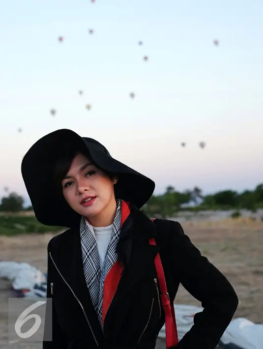 Vicky Shu berpose dengan latar belakang balon udara di Cappadocia, Turki, Minggu (6/9/2015). (Rommy Ramadhan/Liputan6.com) 