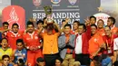 Mantan Gubernur DKI Jakarta, Sutiyoso mengangkat piala Trofeo Persija usai gelaran di Stadion GBK Jakarta, (11/1/2015). Persija Jakarta, Arema Cronus dan Sriwijaya FC menjadi juara bersama di Trofeo Persija. (Liputan6.com/Helmi Fithriansyah)