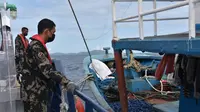 Operasi Kapal Pengawas Perikanan di Laut Sulawesi berhasil menangkap dua kapal pelaku illegal fishing berbendera Filipina. (handout: KKP)