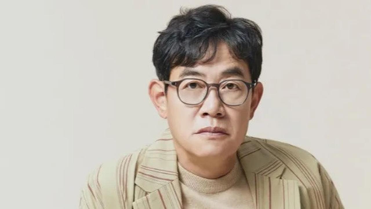Aktor dan Komedian Lee Kyung Kyu Terciduk Asik Nonton Pertandingan Timnas Indonesia dan Arab Saudi di Stadion GBK